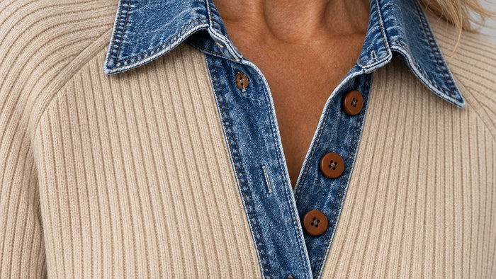 Een zachte gebreide trui met denim accenten